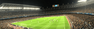 Estadio de futbol en el que se juega un partido durante la noche