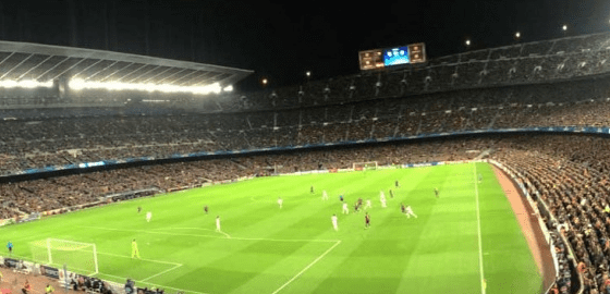 Estadio de futbol en el que se juega un partido durante la noche