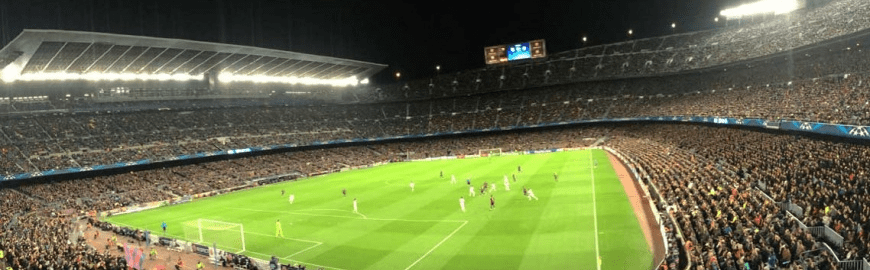 Estadio de futbol en el que se juega un partido durante la noche
